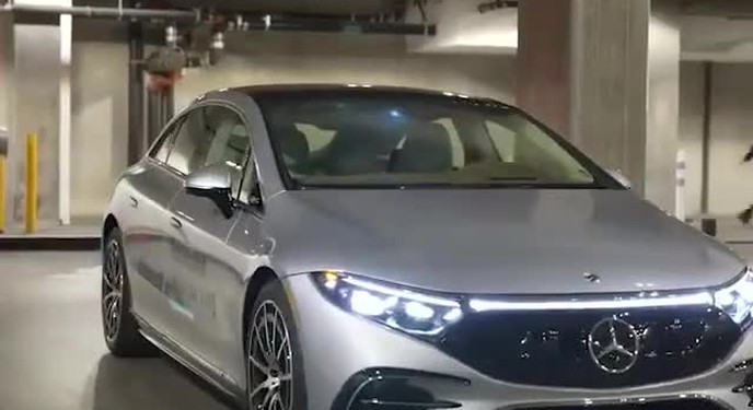 Công nghệ tự đỗ xe thông minh trên Mercedes-Benz EQS