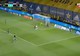 Trái bóng "bẻ lái" khó tin ở Siêu kinh điển Argentina